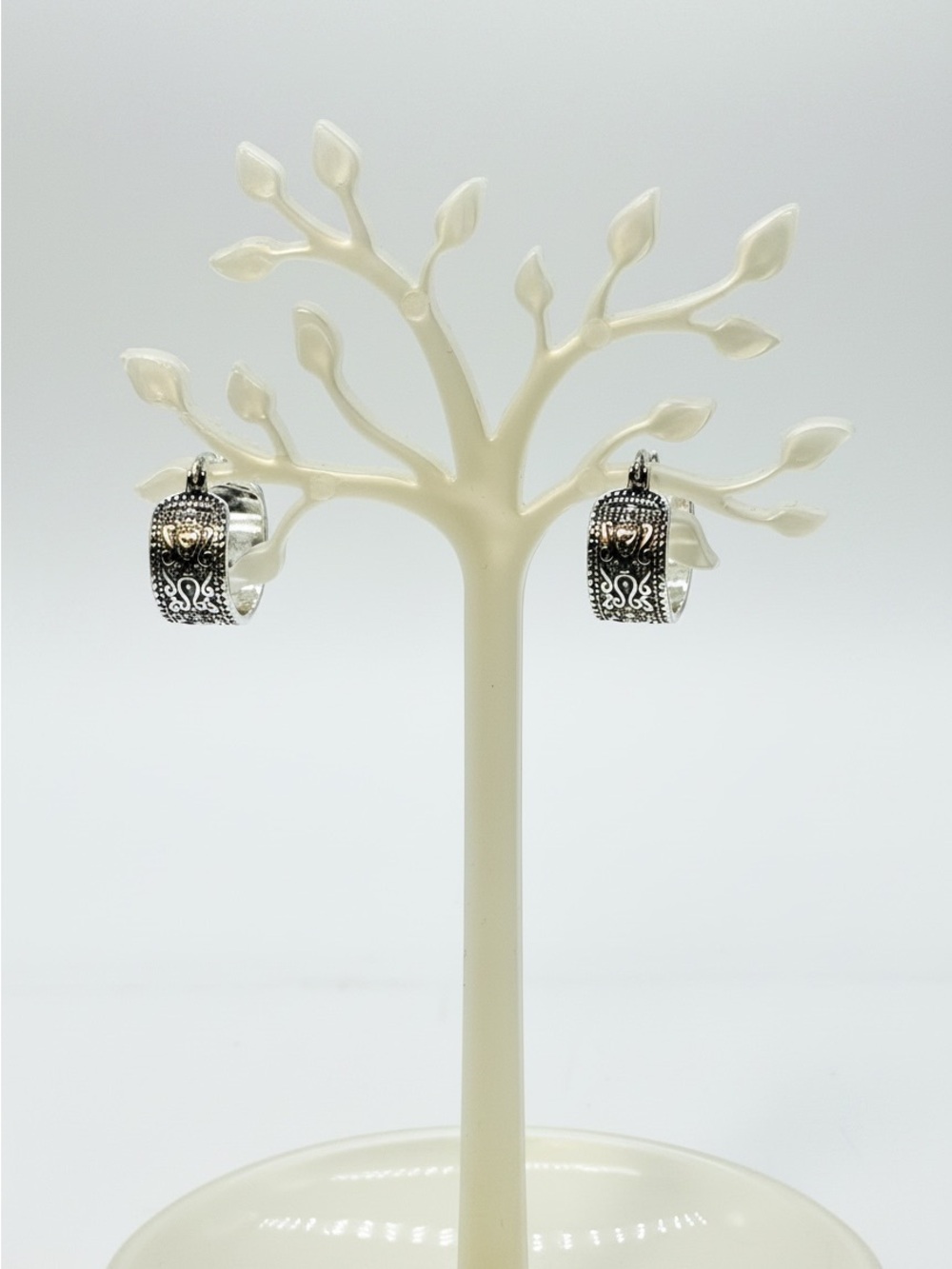 Vintage Boho Style Textured Silver Plated Hoop Earrings. NWOT